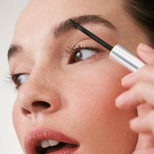 Así es como se aplica un sérum para cejas.